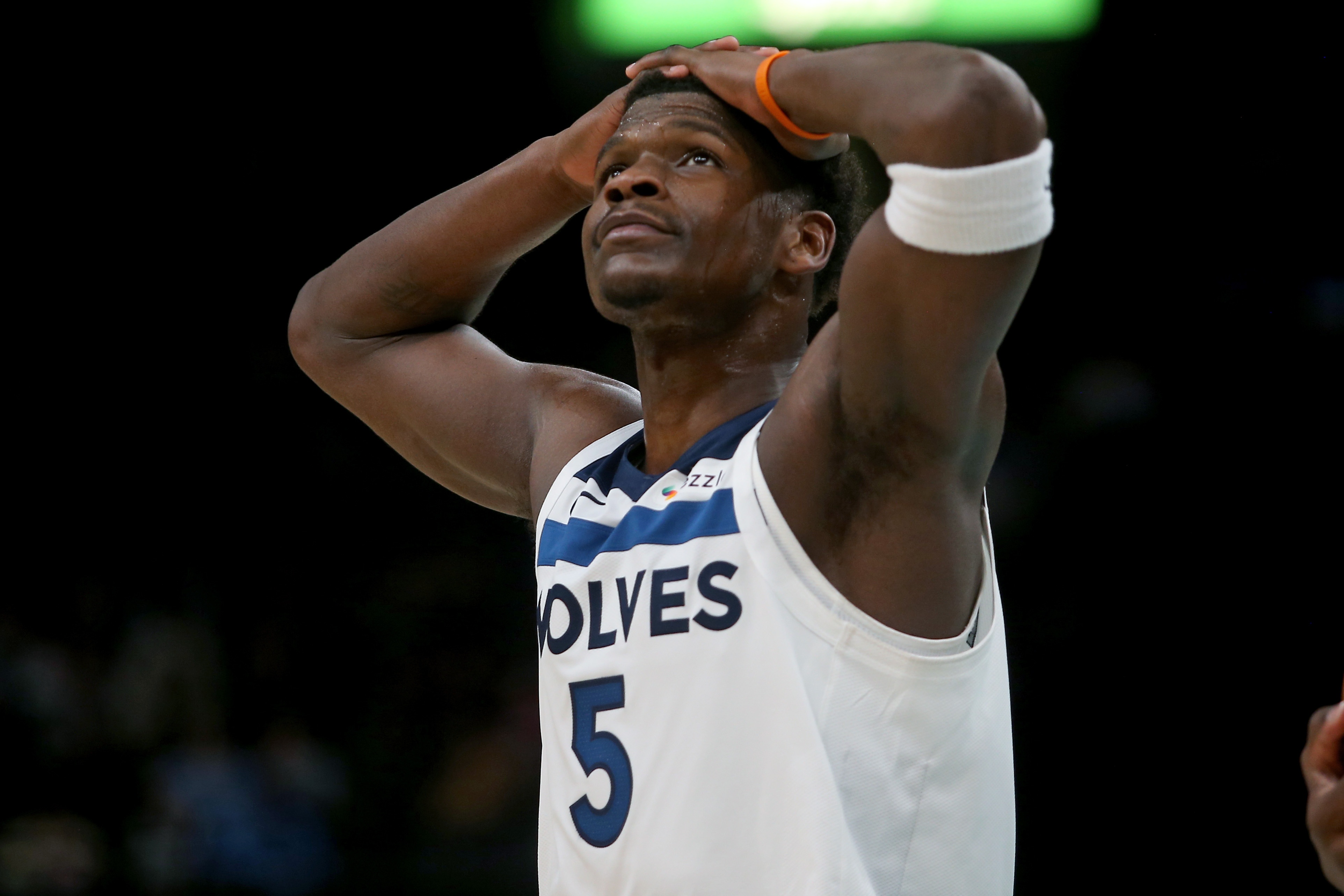 体育app-乏善可陈！爱德华兹半场11投4中 仅得到9分3板2助&amp;正负值-11